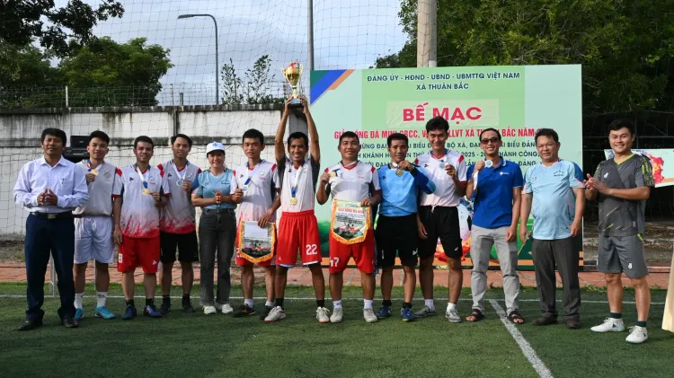 Bế mạc giải bóng đá xã Thuận Bắc năm 2025