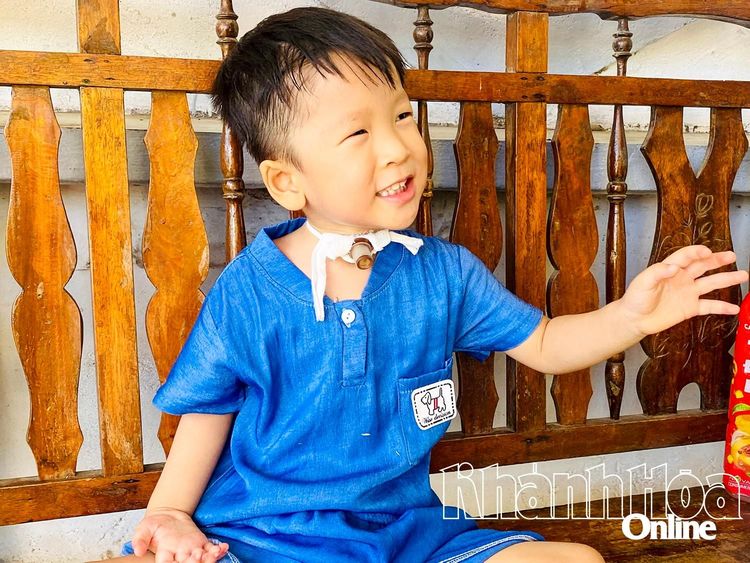 Cháu bé hơn 2 tuổi mắc bệnh hiểm nghèo